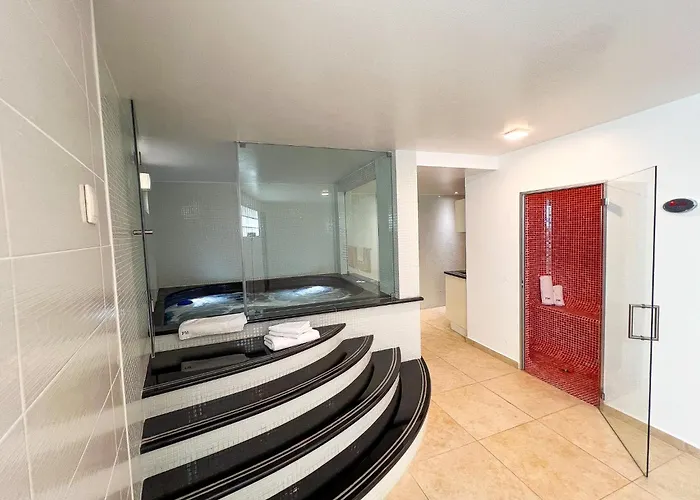 Luxury 4-suite Villa, Pool, Jacuzzi, Games 阿尔布费拉