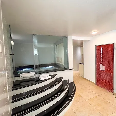 Luxury 4-suite Villa, Pool, Jacuzzi, Games אלבופיירה