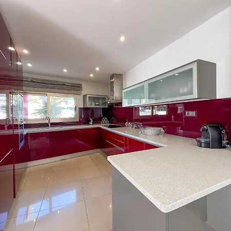 Luxury 4-suite Villa, Pool, Jacuzzi, Games * אלבופיירה