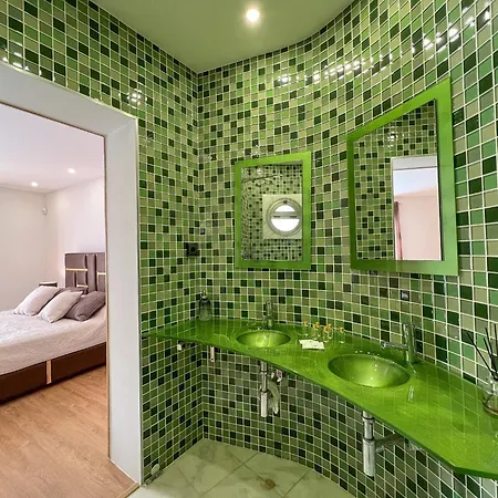 Luxury 4-suite Villa, Pool, Jacuzzi, Games וילה