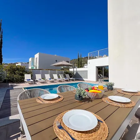 וילה Luxury 4-suite Villa, Pool, Jacuzzi, Games אלבופיירה